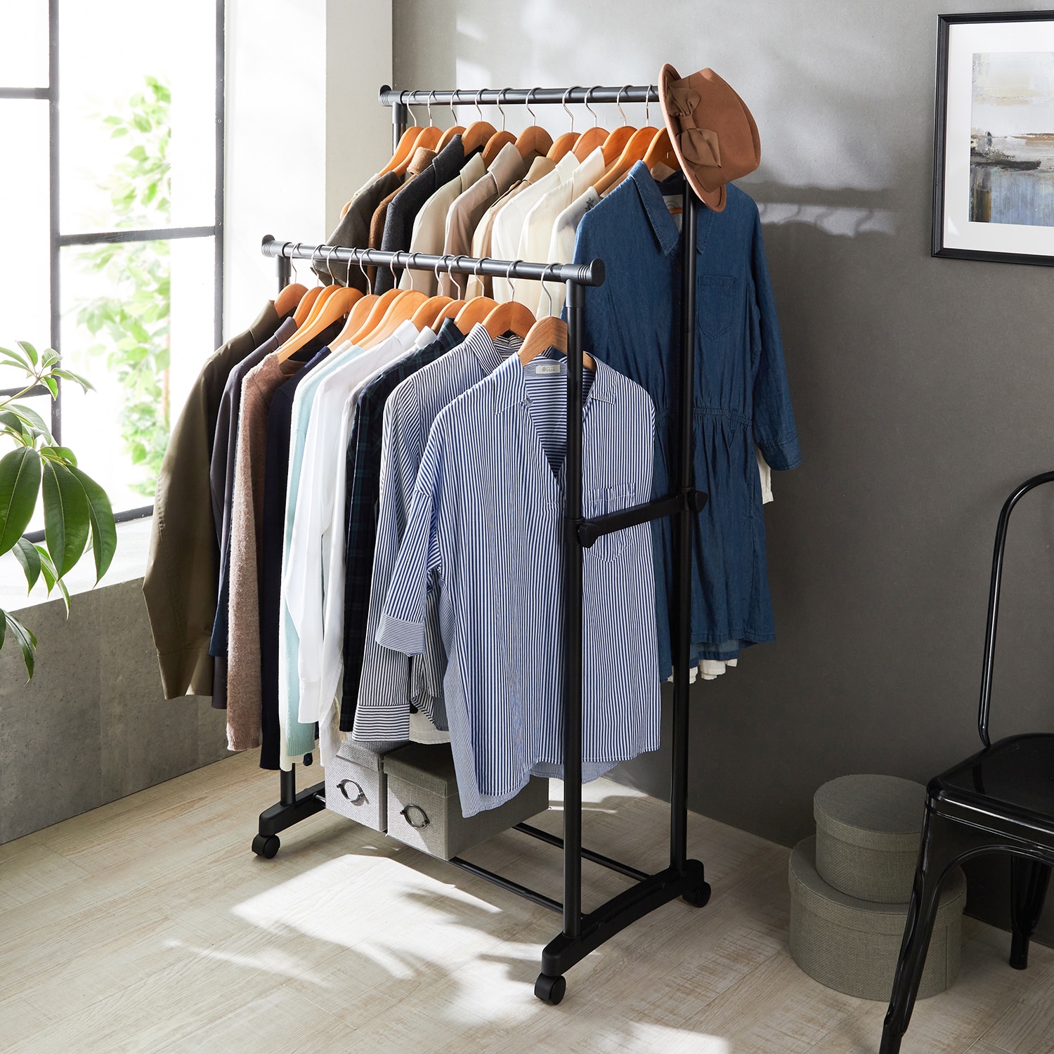 ブラックカラーのキャスター付きダブルハンガーラック（ポールハンガー