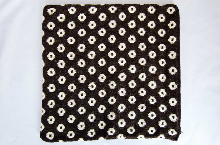 ビヨルク / クッションカバー / ブラック x ホワイト / ドーナツ柄