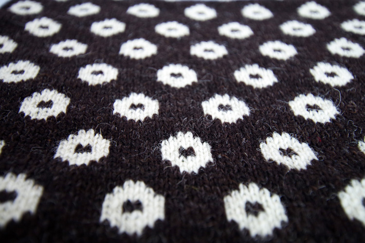 ビヨルク / クッションカバー / ブラック x ホワイト / ドーナツ柄