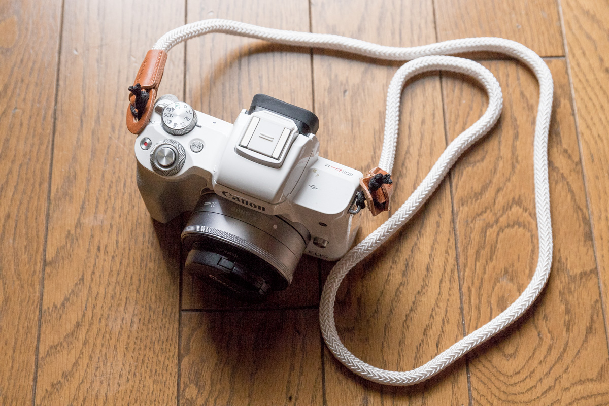 キヤノンEOS Kiss Mホワイトに抜群に似合う白いロープストラップ