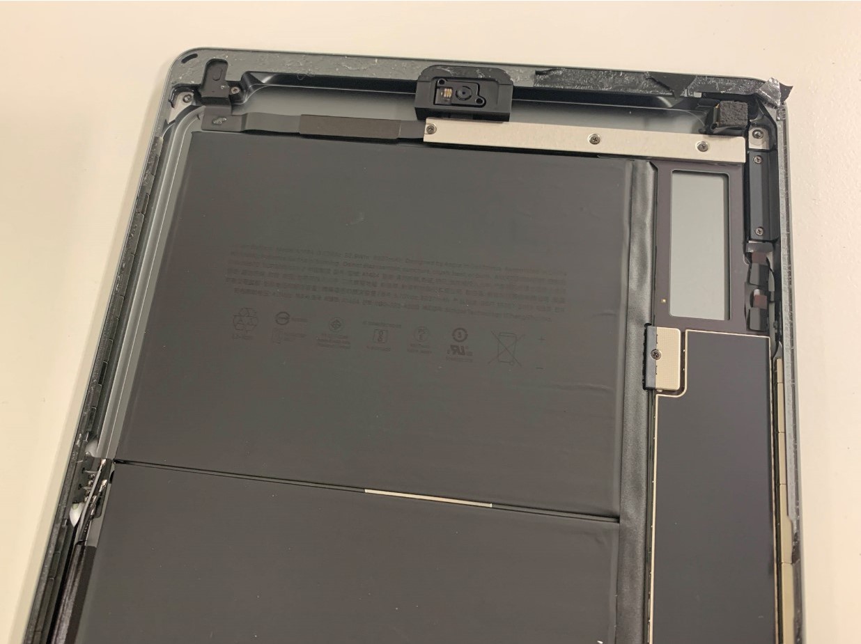 iPad 第8世代のガラス交換修理で割れた画面が元通り！中が見えている