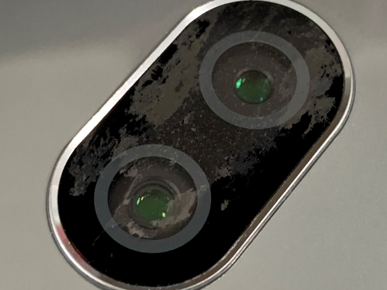 スマホの写真がしろくぼやける!?カメラレンズの傷で綺麗に映らない症状