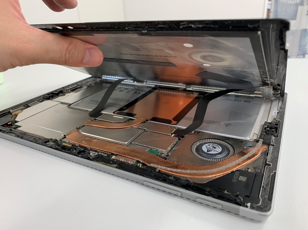 Surface Pro4のバッテリー交換が21780円！膨張により浮いた画面が元