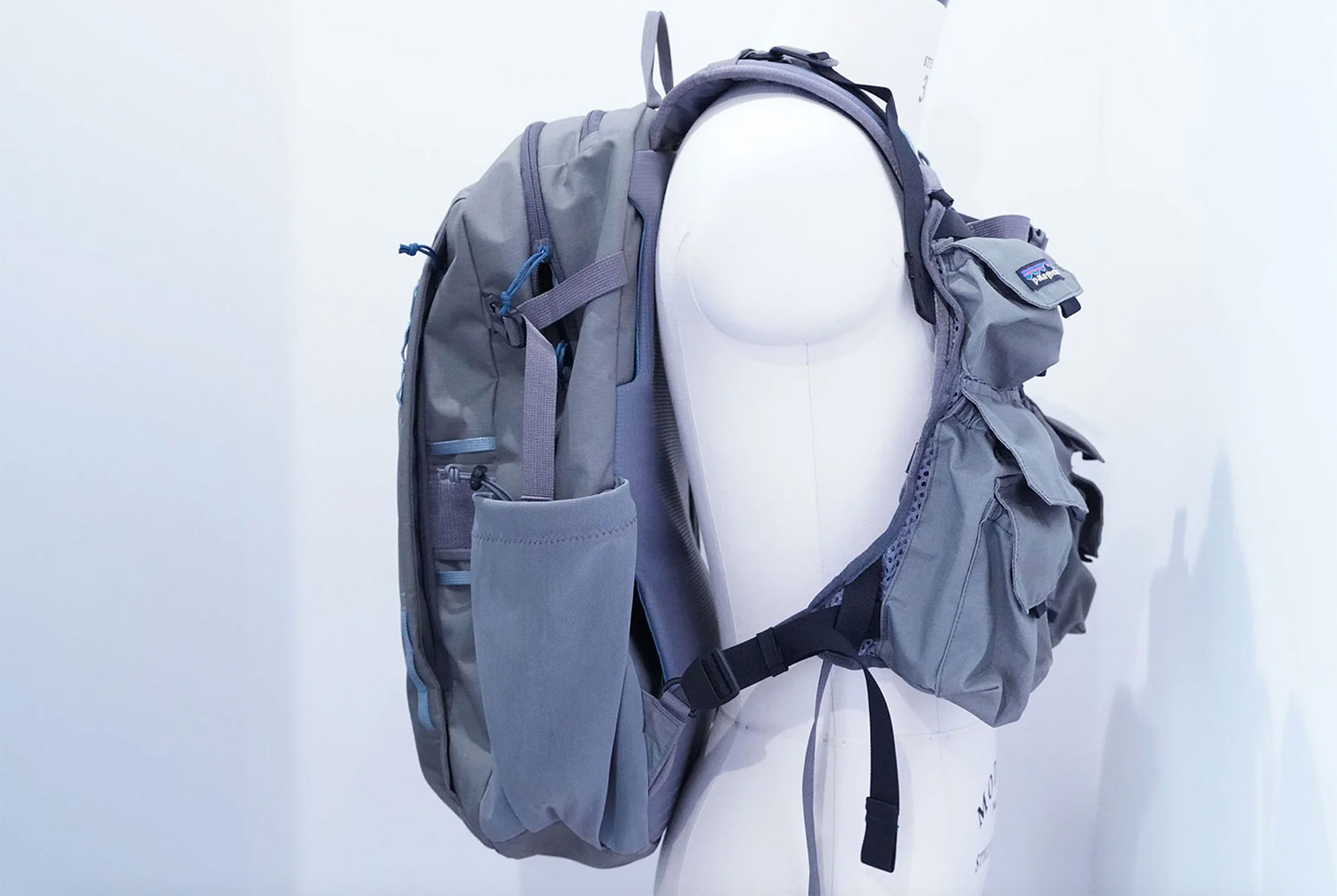 patagonia “Stealth Convertible Vest” | パックのフロントに取り付け