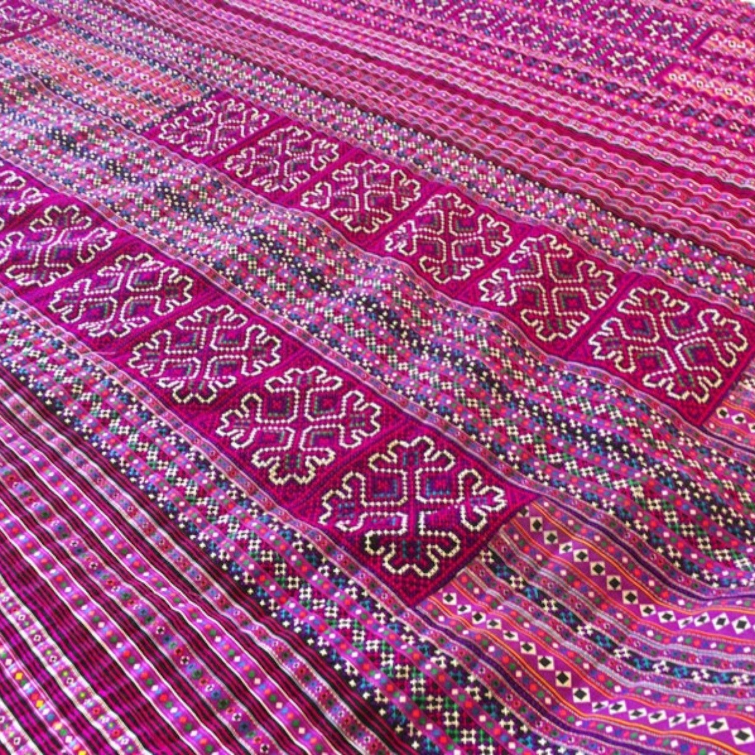 タイ 山岳民族 モン族 刺繍 フリークロス 大判 ハンドメイド