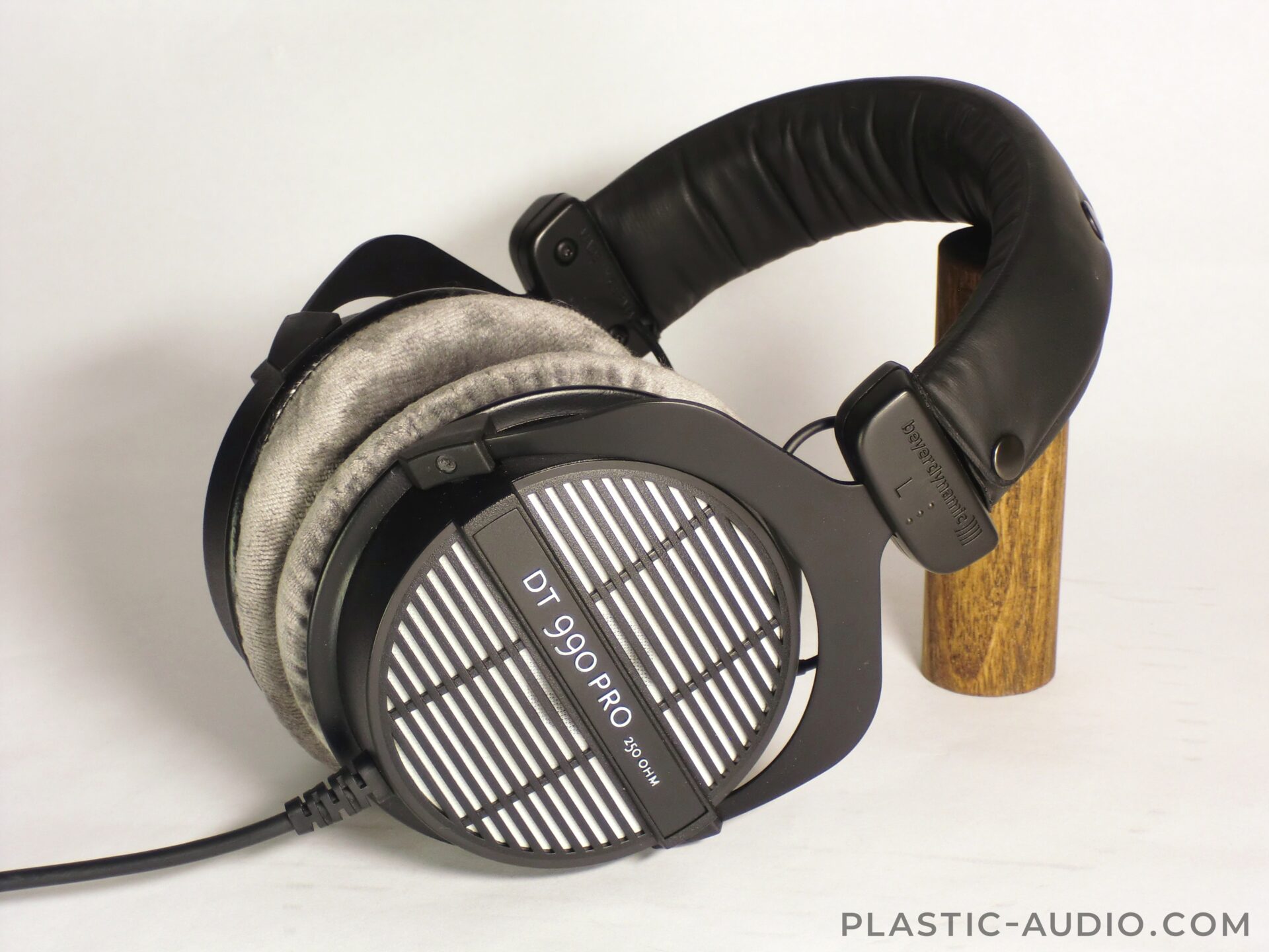 beyerdynamic DT 990 PROのレビュー：意外と真面目な音です