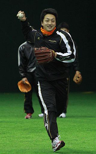 合同自主トレ前にルーキーたちが室内練習場で調整 | 読売ジャイアンツ