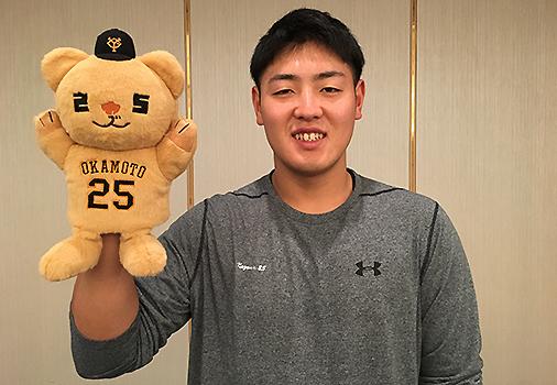岡本和真選手のハンドパペット「オカモン」を発売 | 読売ジャイアンツ