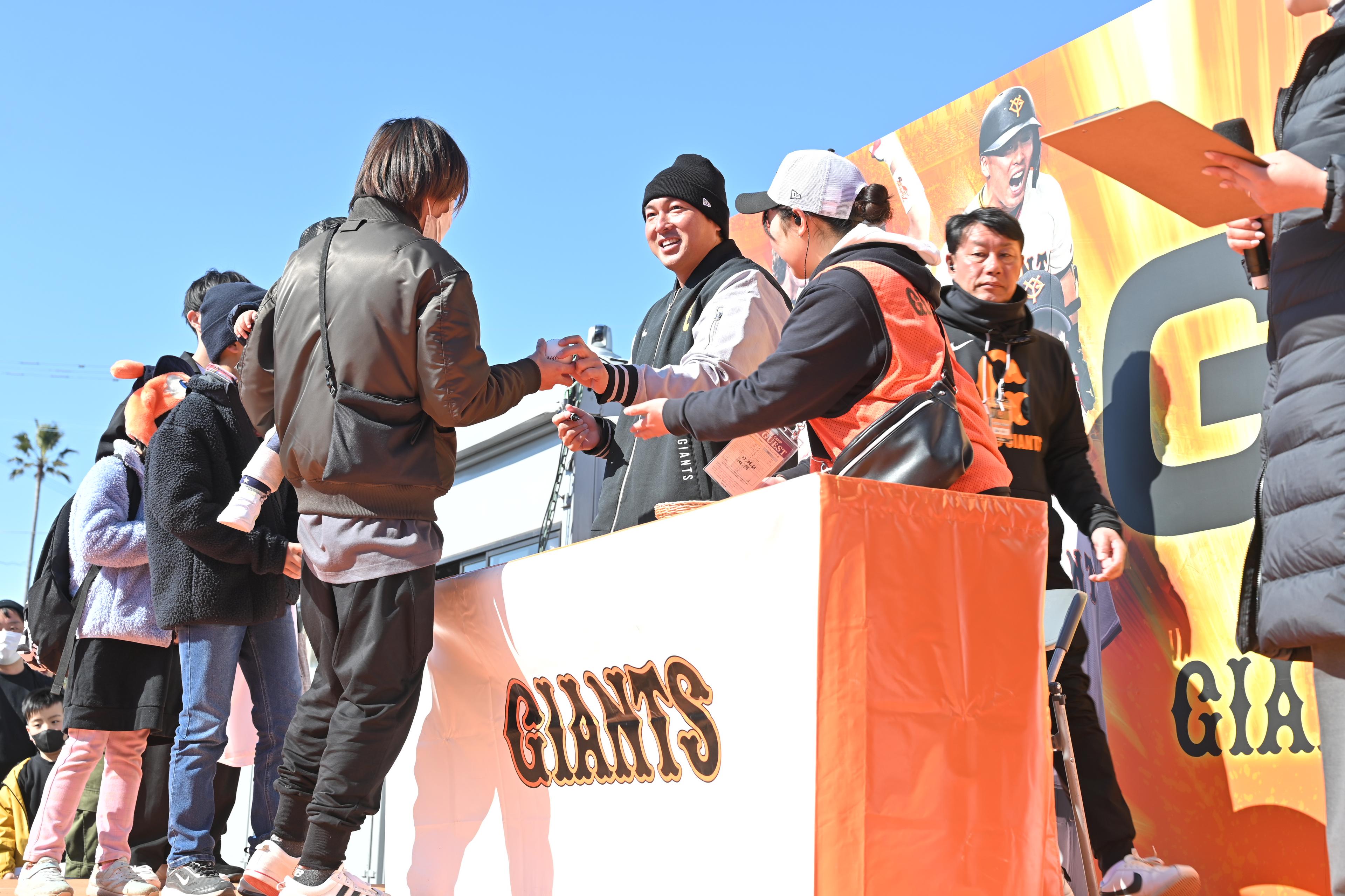 阿部監督らがサイン対応！ 来場者は2万1000人 | 読売ジャイアンツ