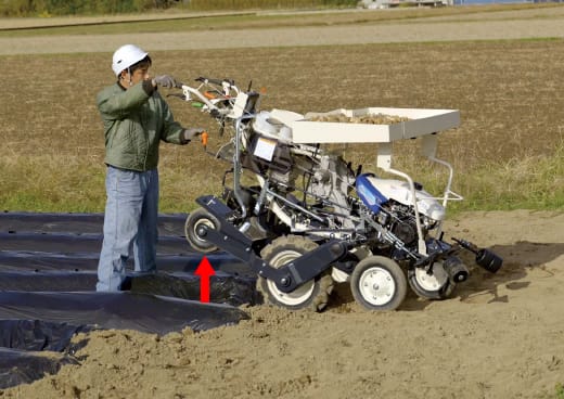 乗り降り簡単 | 乗用型じゃがいも植付機［1条］ | 商品情報 | 井関農機