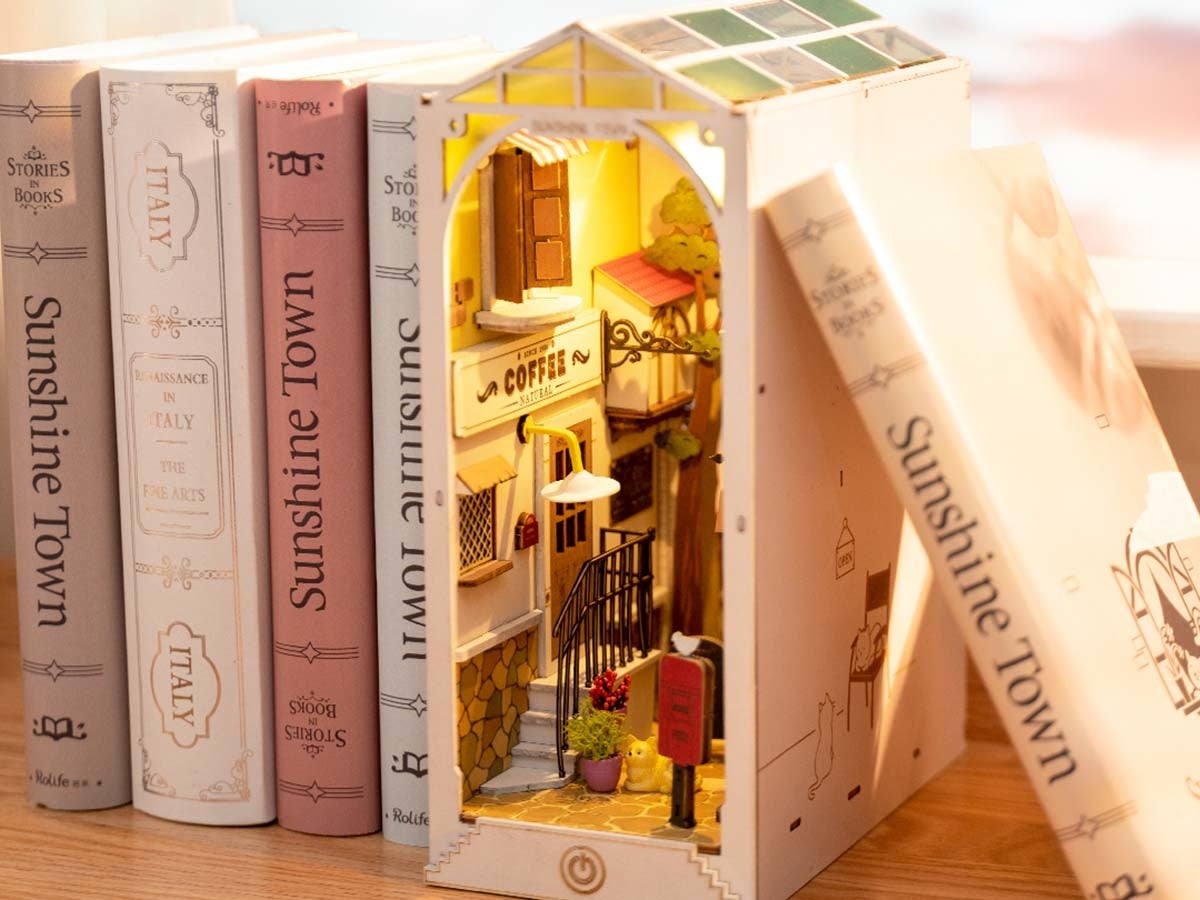 ウッドパズルとミニチュアハウスのいいとこどり！本棚を彩る「ブック