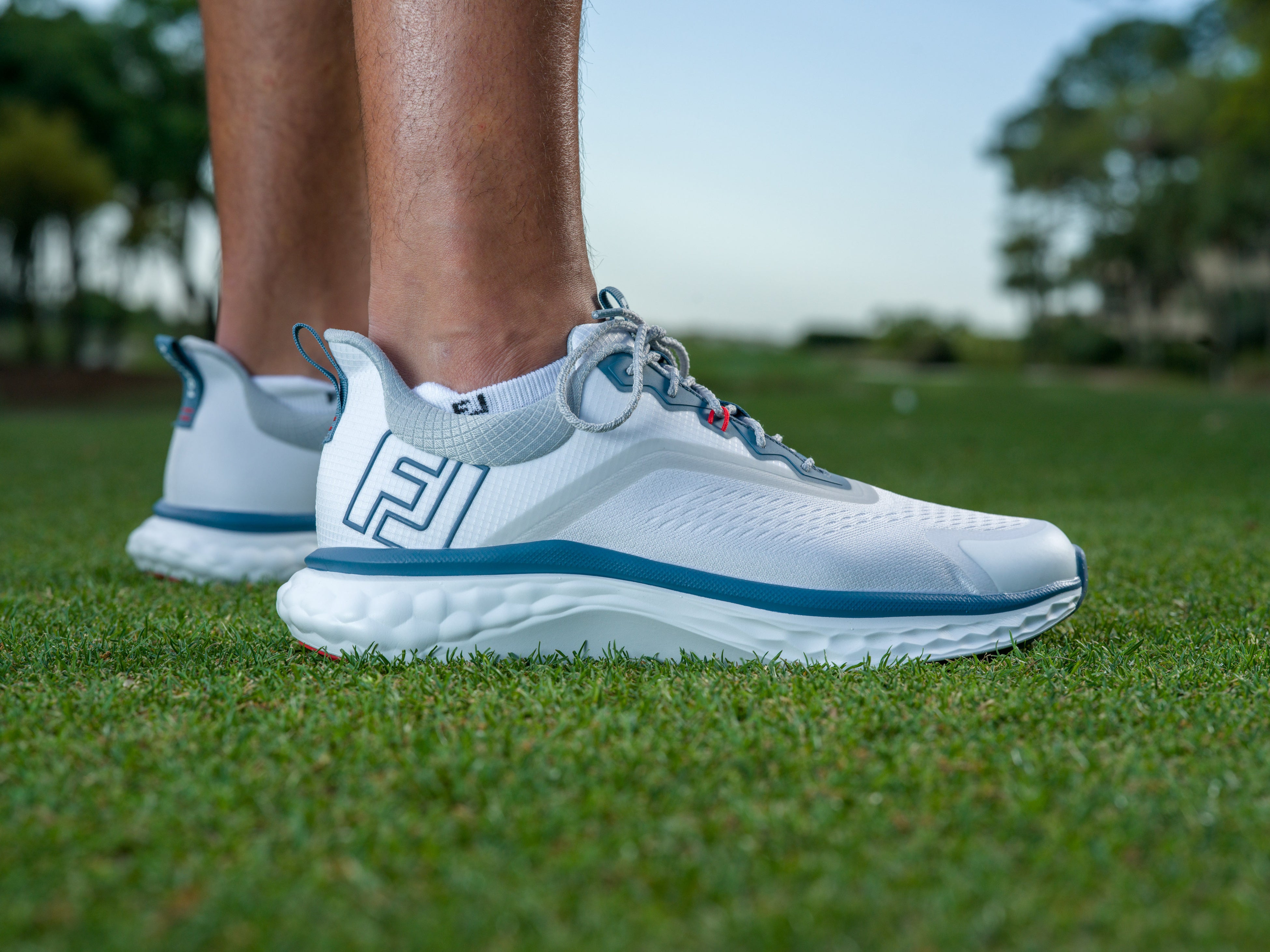 雲の上の履き心地。快適性を追求した新しいアスレチックゴルフシューズ
