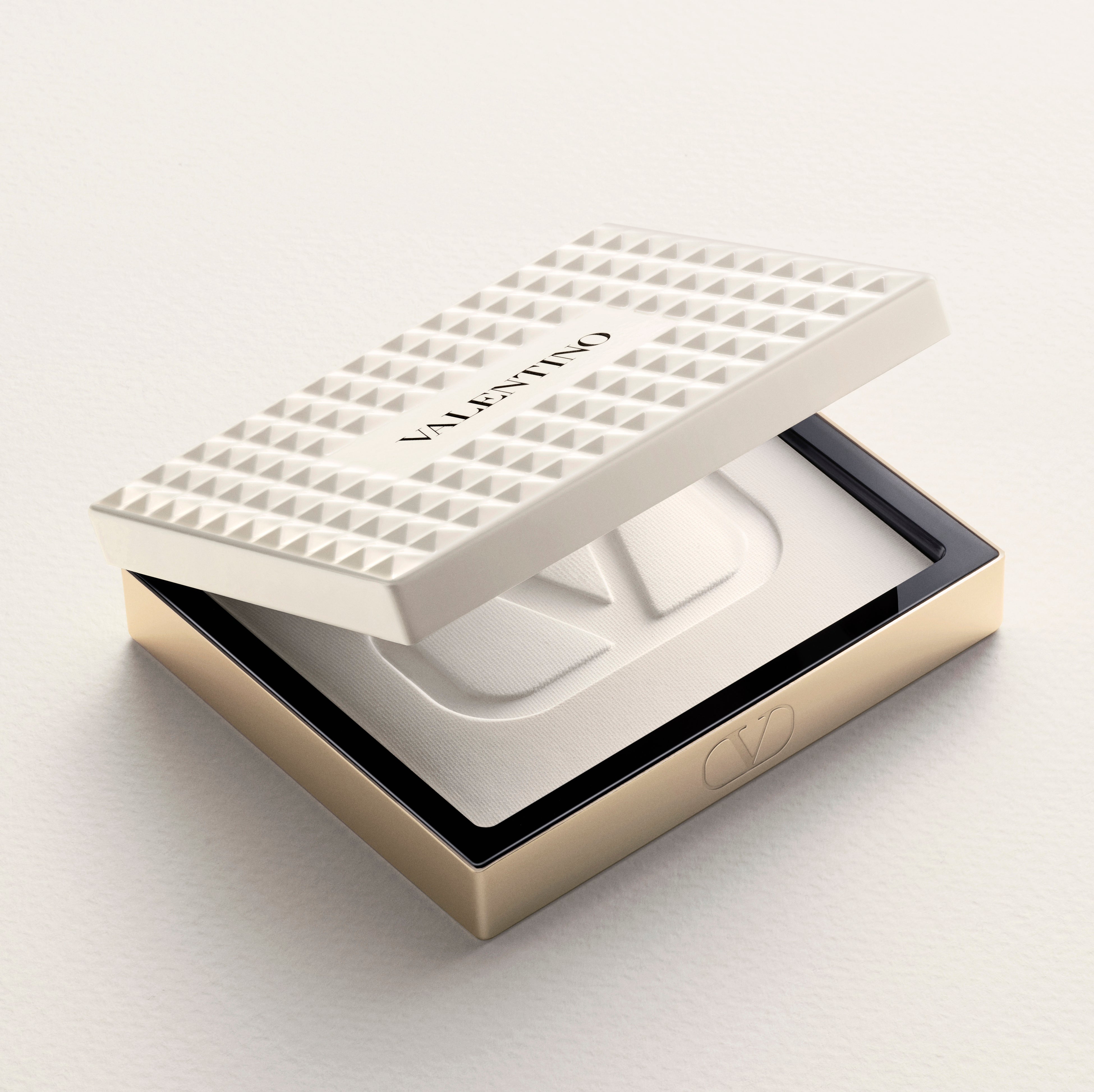 ヴァレンティノ ビューティより新作セッティングパウダーが登場