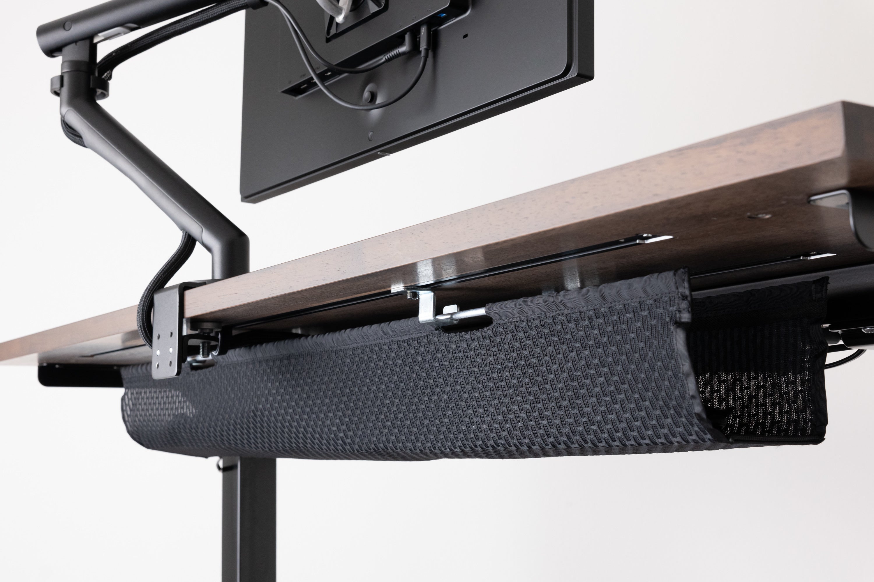 PREDUCTSよりケーブル類を集約・整頓する『MESH CABLE HOLDER』を販売