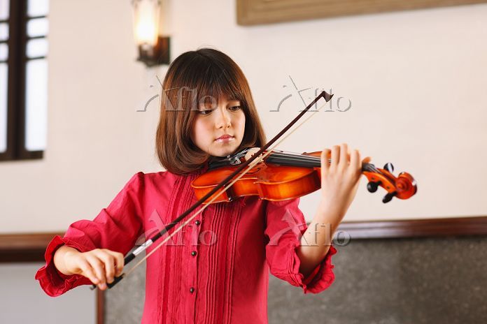 バイオリンを弾く少女 [9053514]の写真素材 - アフロ