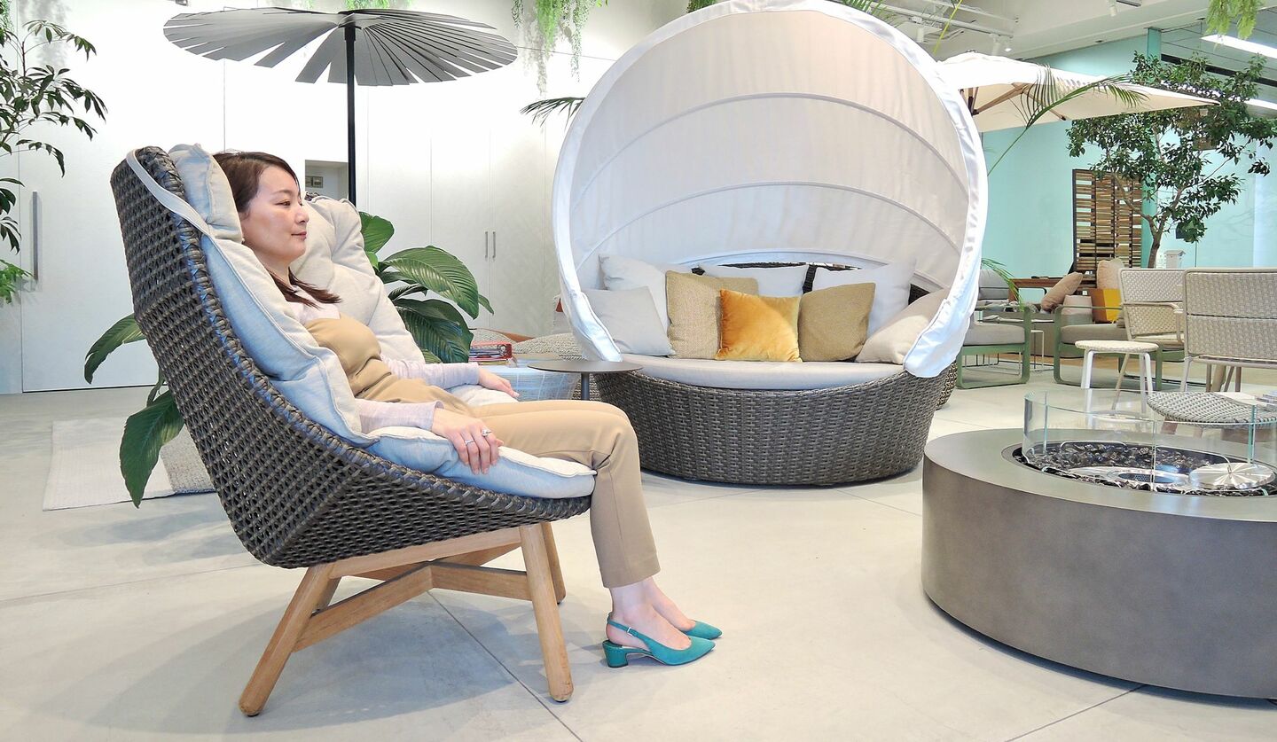 機能的なアウトドア家具が叶えるラグジュアリーな座り心地に驚愕！屋内