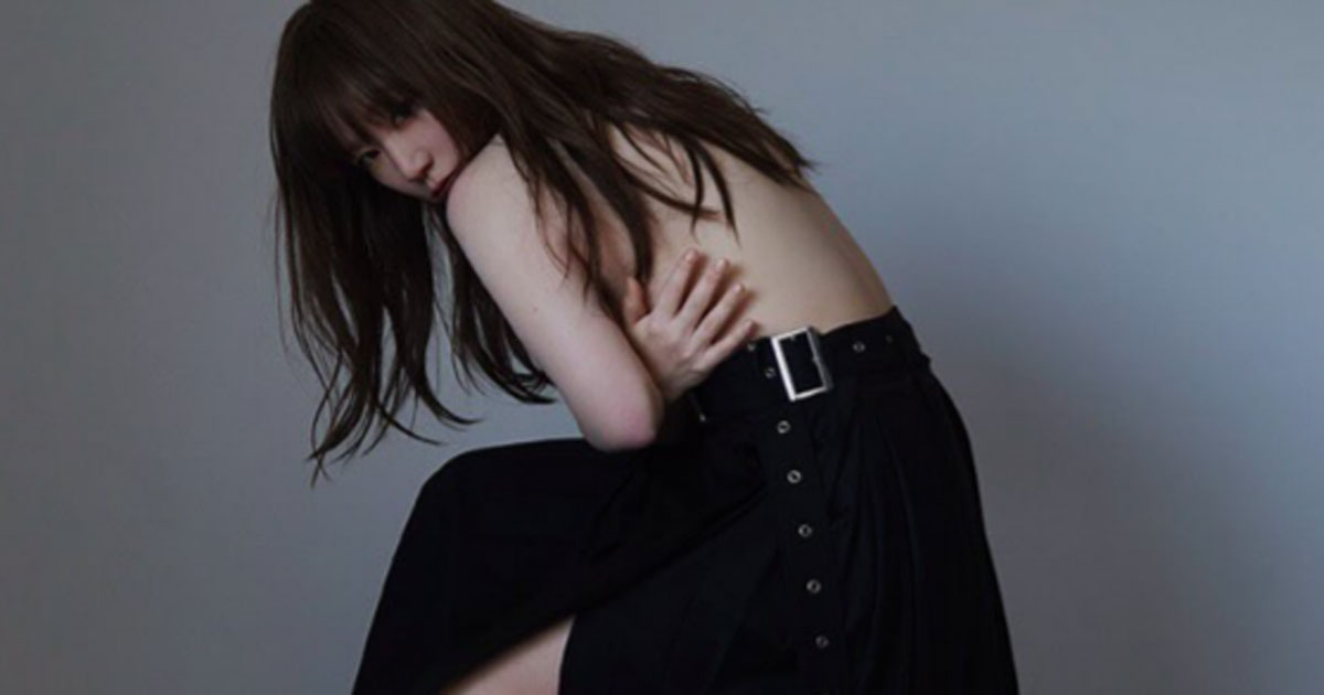 YUKI、大胆なスリット入った近影に驚きの声 「52歳なの意味わからんな