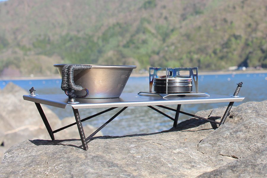 凹凸な場所でも天板は水平に！ ユニークなギミックを搭載した超軽量