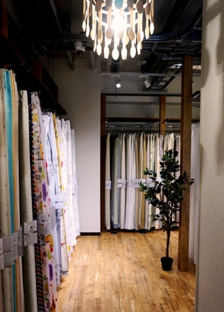 日本初！ECの「びっくりカーテン」がカーテンの着せ替えを楽しめる新