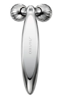 しっかりと肌を捉え なめらかにつまみ上げるフェーシャル マッサージ