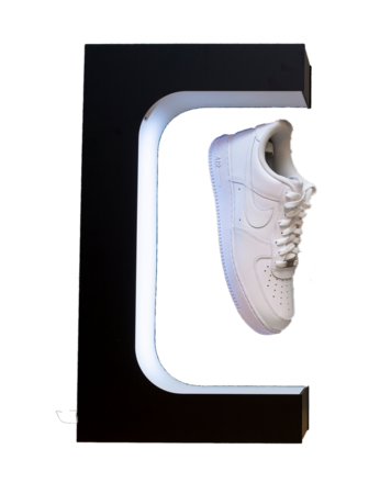 無重力のように浮く!?スニーカーディスプレイ【FLY SHOES】 | 株式会社