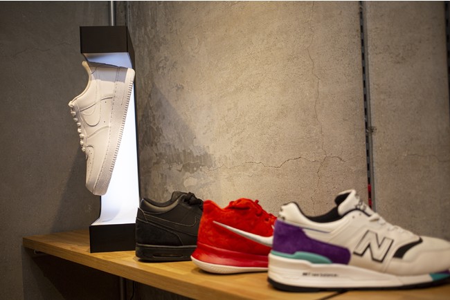 無重力のように浮く!?スニーカーディスプレイ【FLY SHOES】 | 株式会社