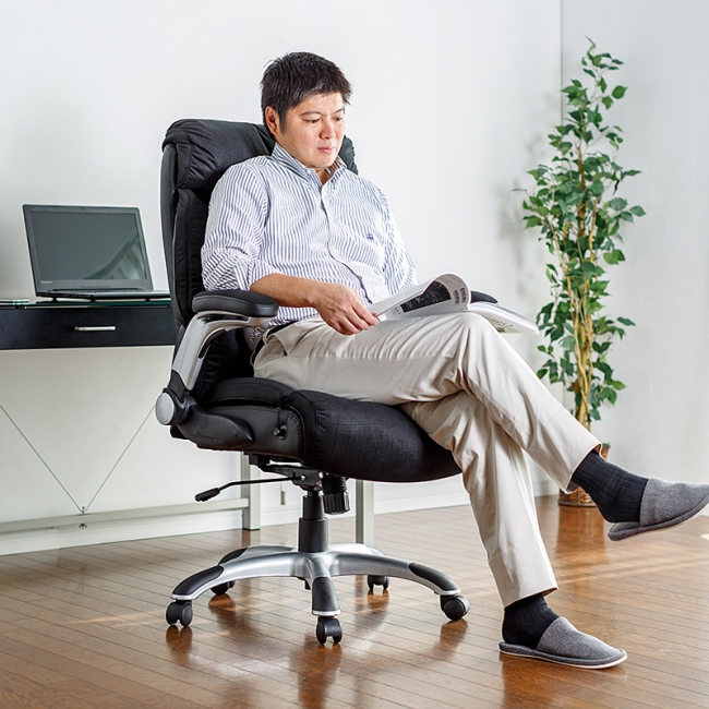 まるでソファのような座り心地の肘跳ね上げ式リクライニングチェアを3