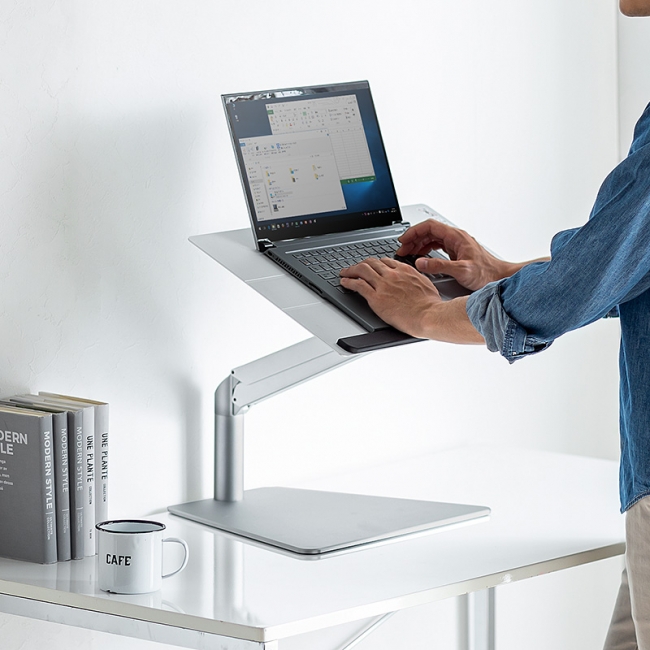 ノートPCを立ち・座り両方で使用できるガス圧式置き型アームスタンドを