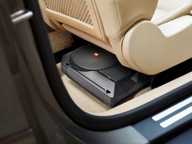 JBLオートモーティブ新商品 フロントシート下に収まる省スペース設計