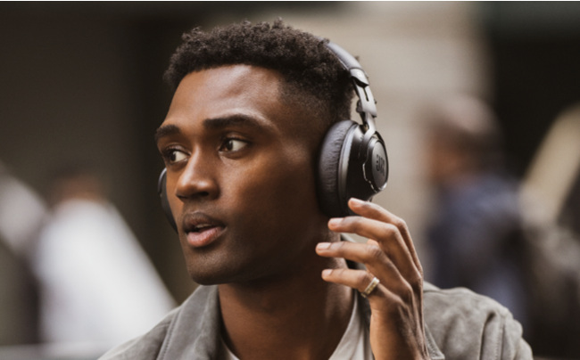 高機能を追求したJBLヘッドホンの最上位ライン「CLUB」シリーズが新た