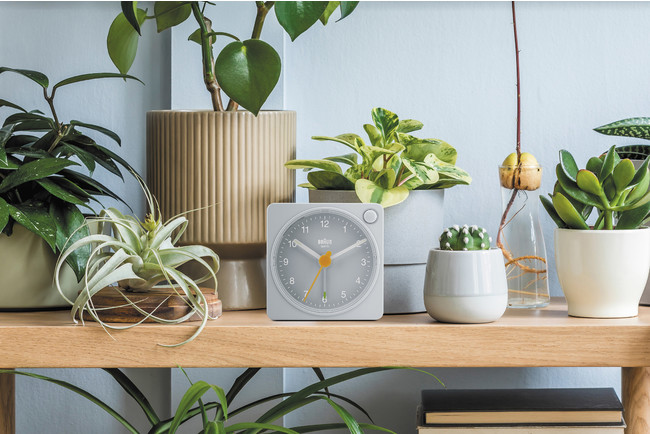 創立100周年を迎えたBRAUNから、グレーのクロックが登場。永遠定番の