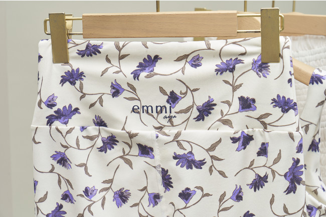 emmi(エミ)】 花柄のヨガウェアを発売！ヨガクリエイターayaと
