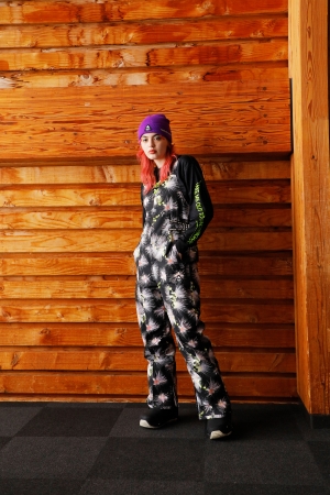 X-girl(エックスガール) とBURTON(バートン) によるコラボレーションが