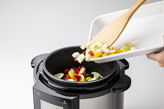1台9役のかんたん電気圧力鍋「クッキングプロ」に、キッチンを華やかに