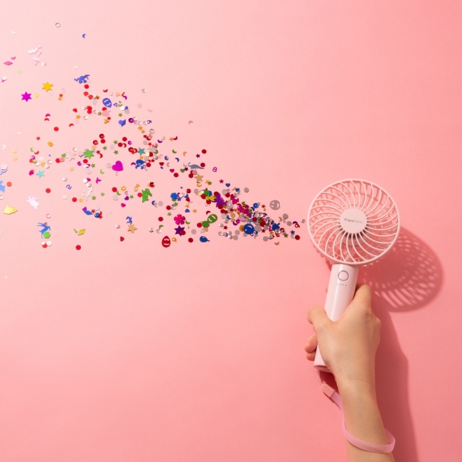 昨年大ヒットを生んだ持ち運べるミニ扇風機「フレ 2WAYハンディファン