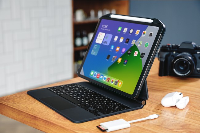 純正アクセサリと併用で、側面保護とApple Pencilを一緒に持ち運び