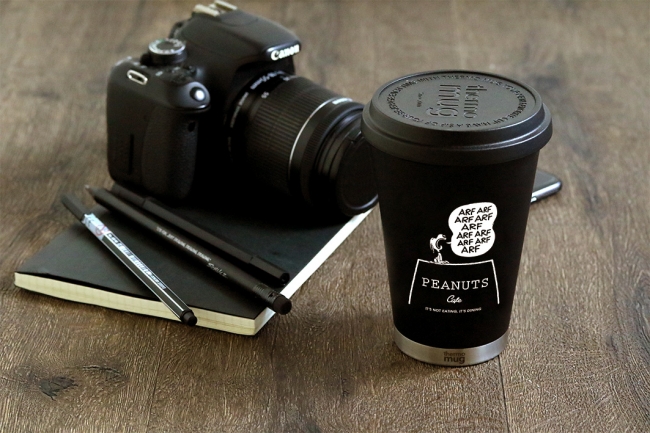 スヌーピーのアートがデザインされたオンラインショップ限定タンブラー