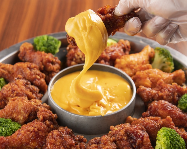 たっぷり伸びるチーズと円盤の形したお鍋の「UFOチキンフォンデュ