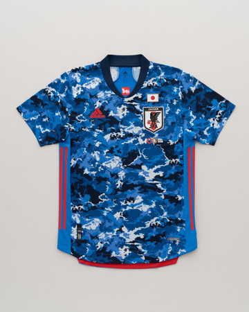 日本サッカー協会創立100周年を祝う記念バッジ付サッカー日本代表