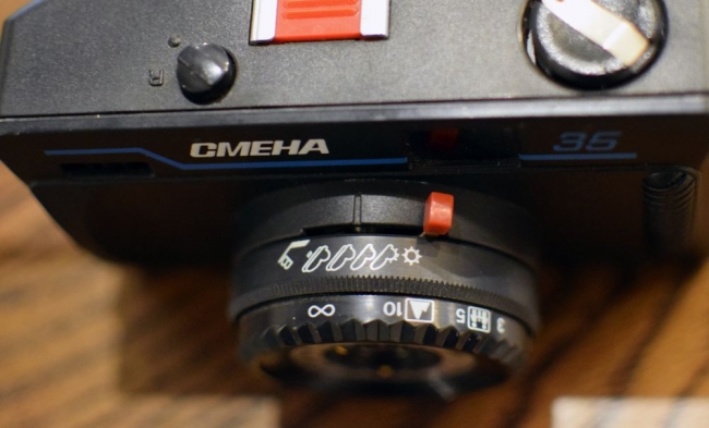 ソ連が生んだ希少な「LOMO SMENA 35」、大人が遊べるトイカメラをお