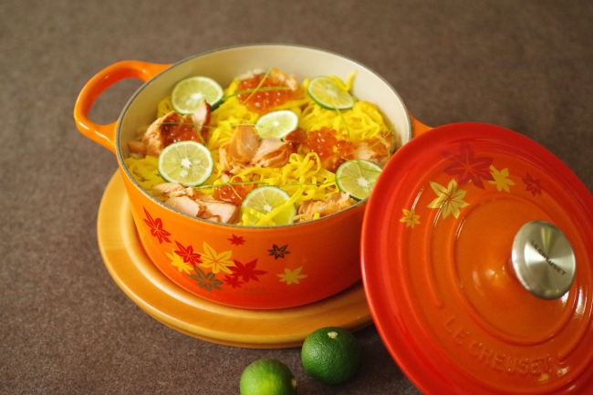 モミジ柄のル・クルーゼで、今年は特別な秋のおもてなしを。 ル