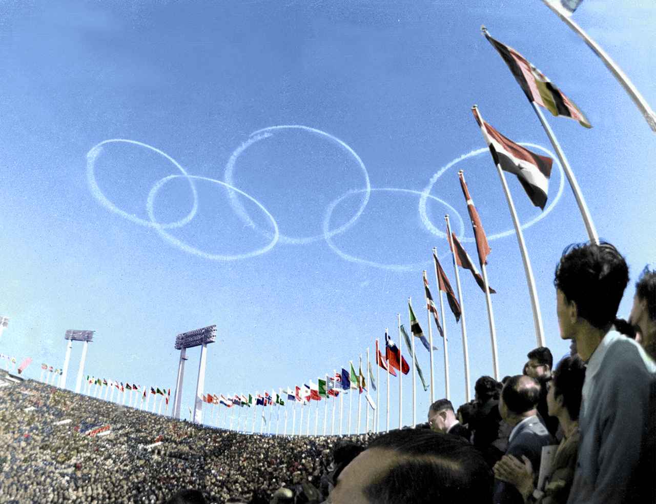 青空に描いた五輪、カラー化しても白かった…1964年東京