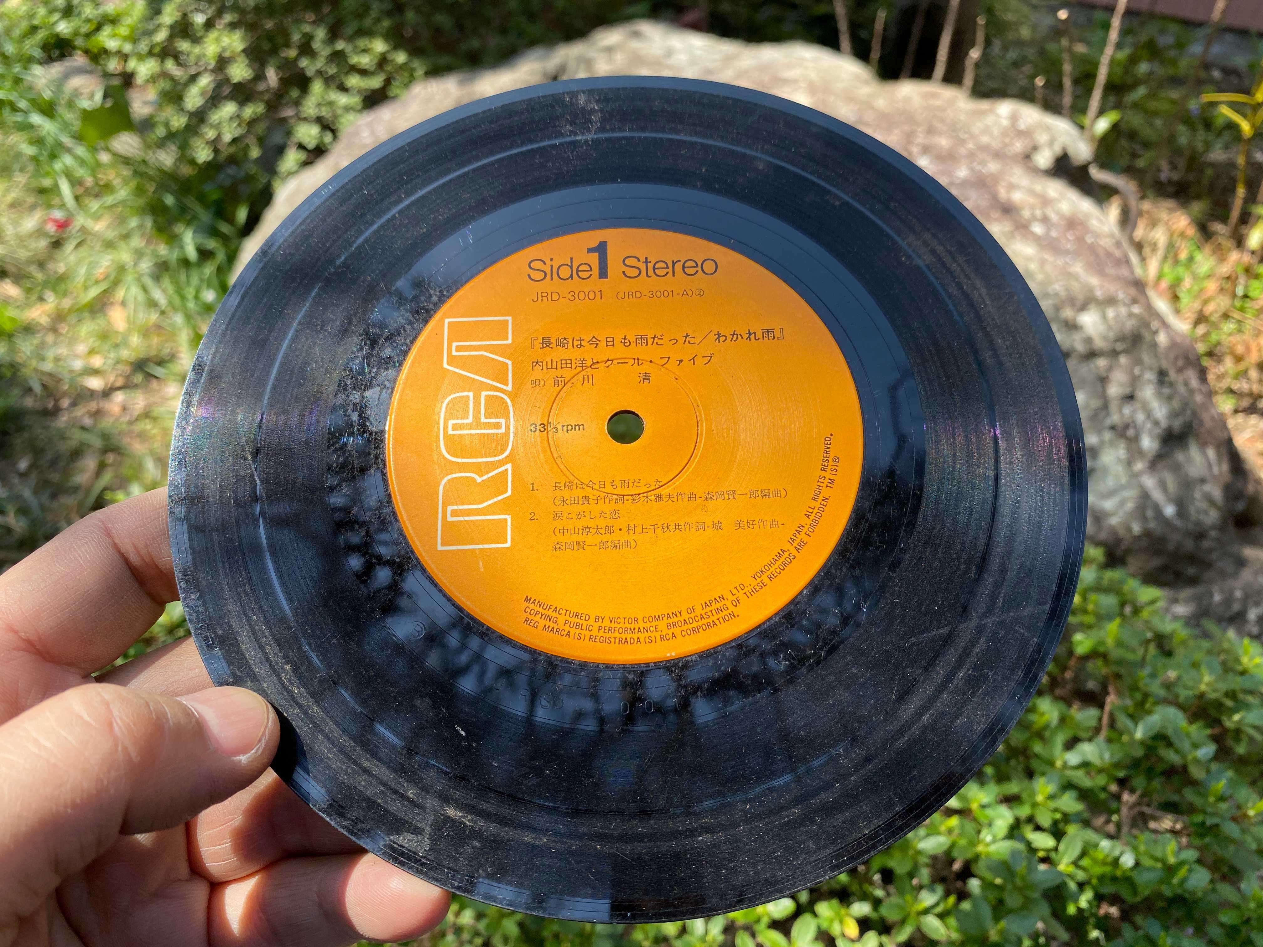 ジャケ写懐かしい古いシングルレコード盤（ドーナツ盤）や赤い