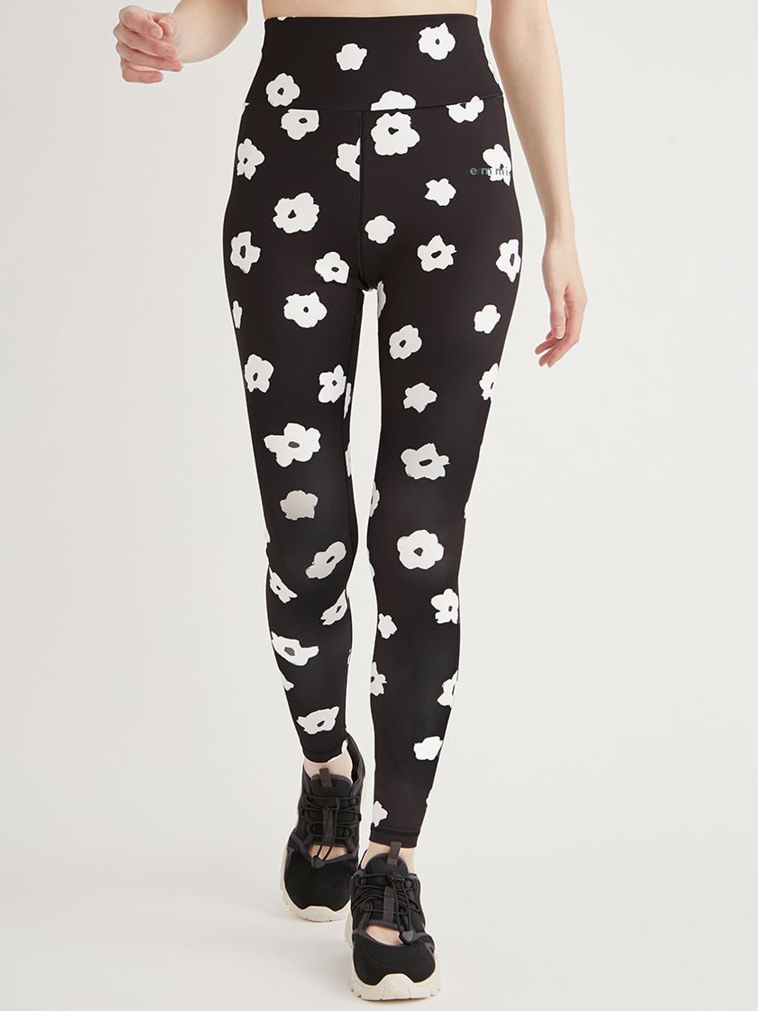 emmi WELLNESS &TRAINING] キャッチー フラワー レギンス エミ