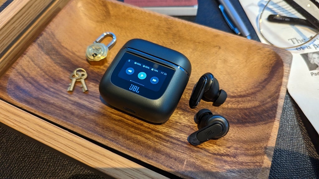 タッチディスプレイ付き充電ケースを採用したJBLのフラッグシップ完全