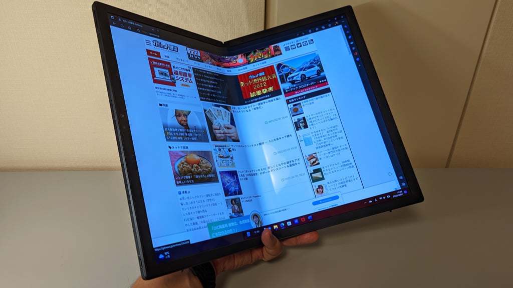開くと17.3インチの大画面タブレットになるフォルダブルPC 「ASUS