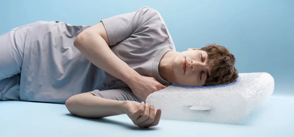 専用アイスパックで“脳を冷やす”枕「ブレインスリープ ピロー