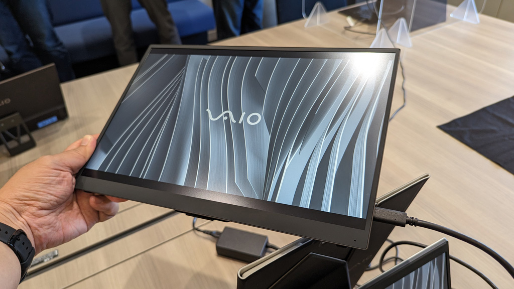VAIOが14型ワイドで約325gの薄型軽量モバイルディスプレイ「VAIO