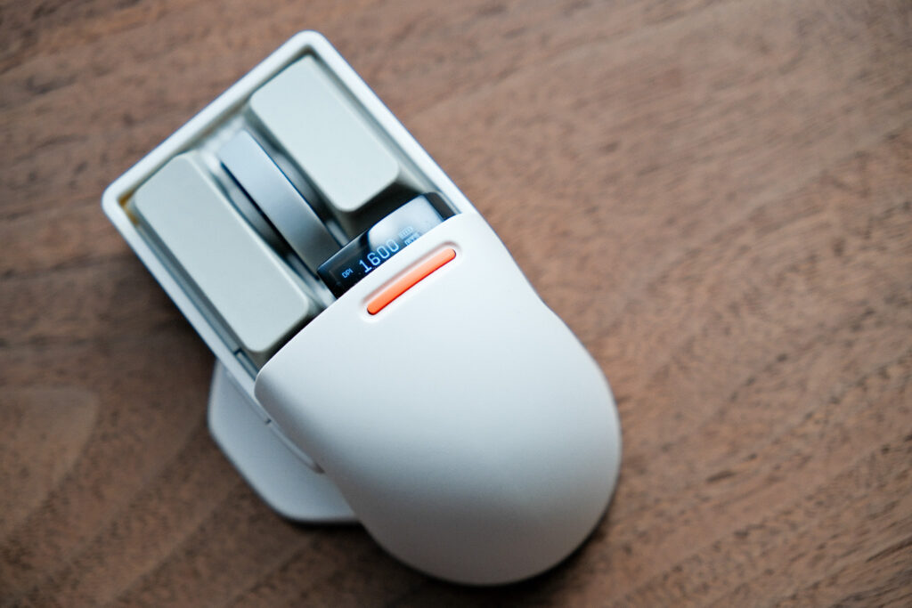 キーキャップをメインボタンに。クラシカルな色味と個性的なデザインが