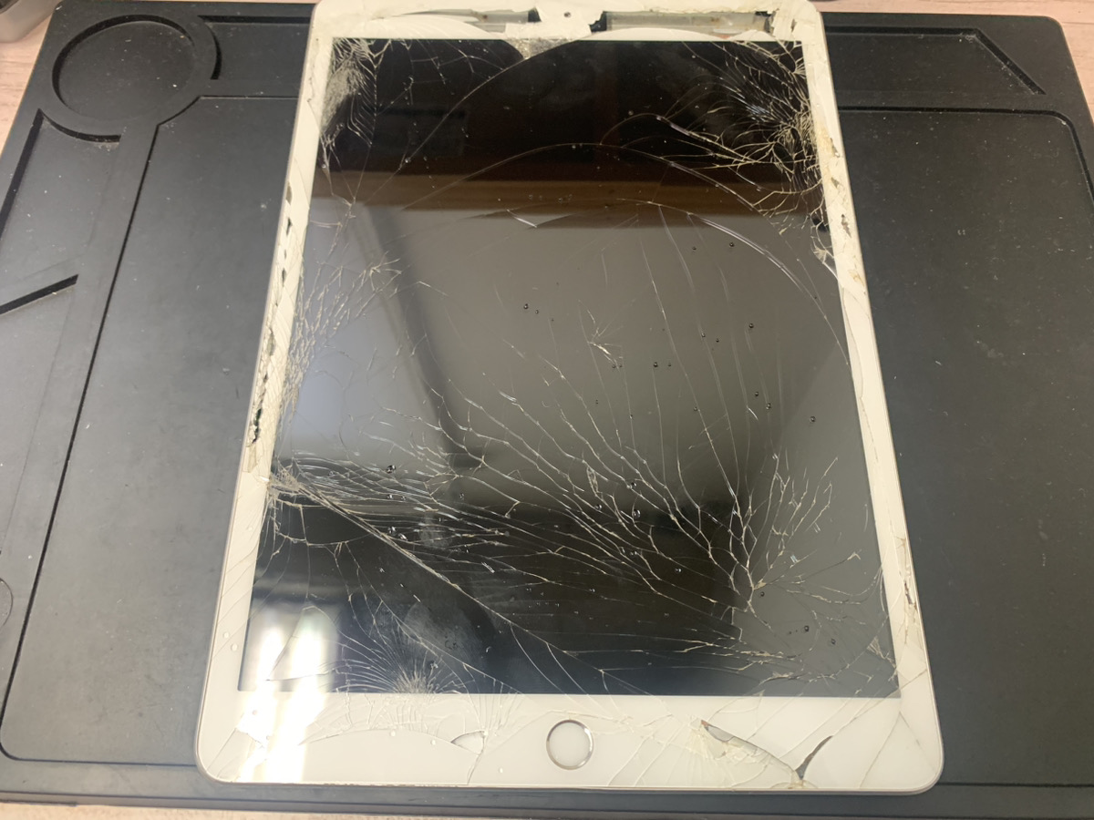 画面全体が粉々に割れてフレームも歪んでいるiPad第8世代 | 【最安値